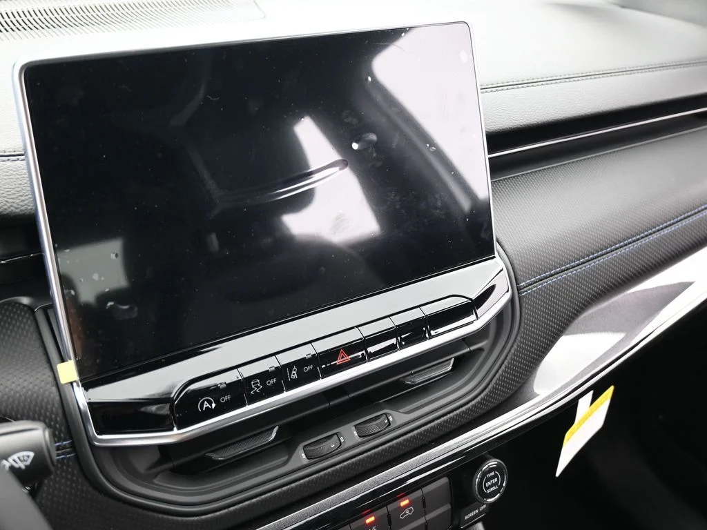 New 2026 Bright White Clear-Coat Exterior Paint Jeep Latitude image 20
