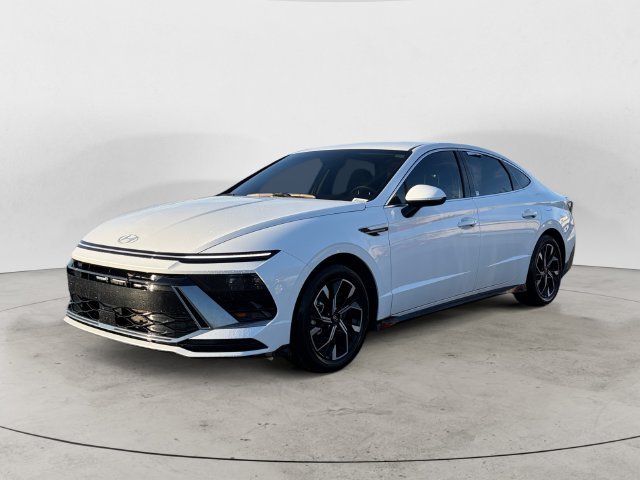 Used 2025 White Hyundai SEL image 1