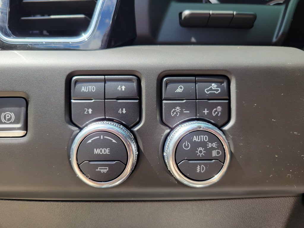 Used 2025 Silver GMC Denali image 22