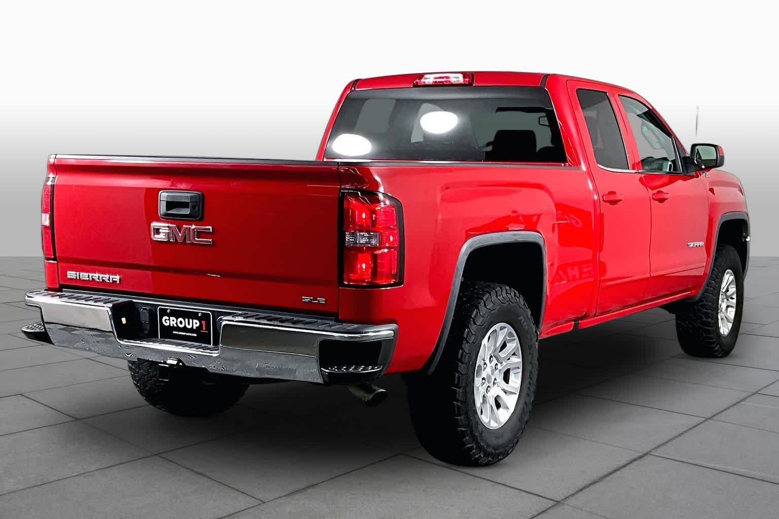 Used 2018 Cardinal Red GMC SLE image 13