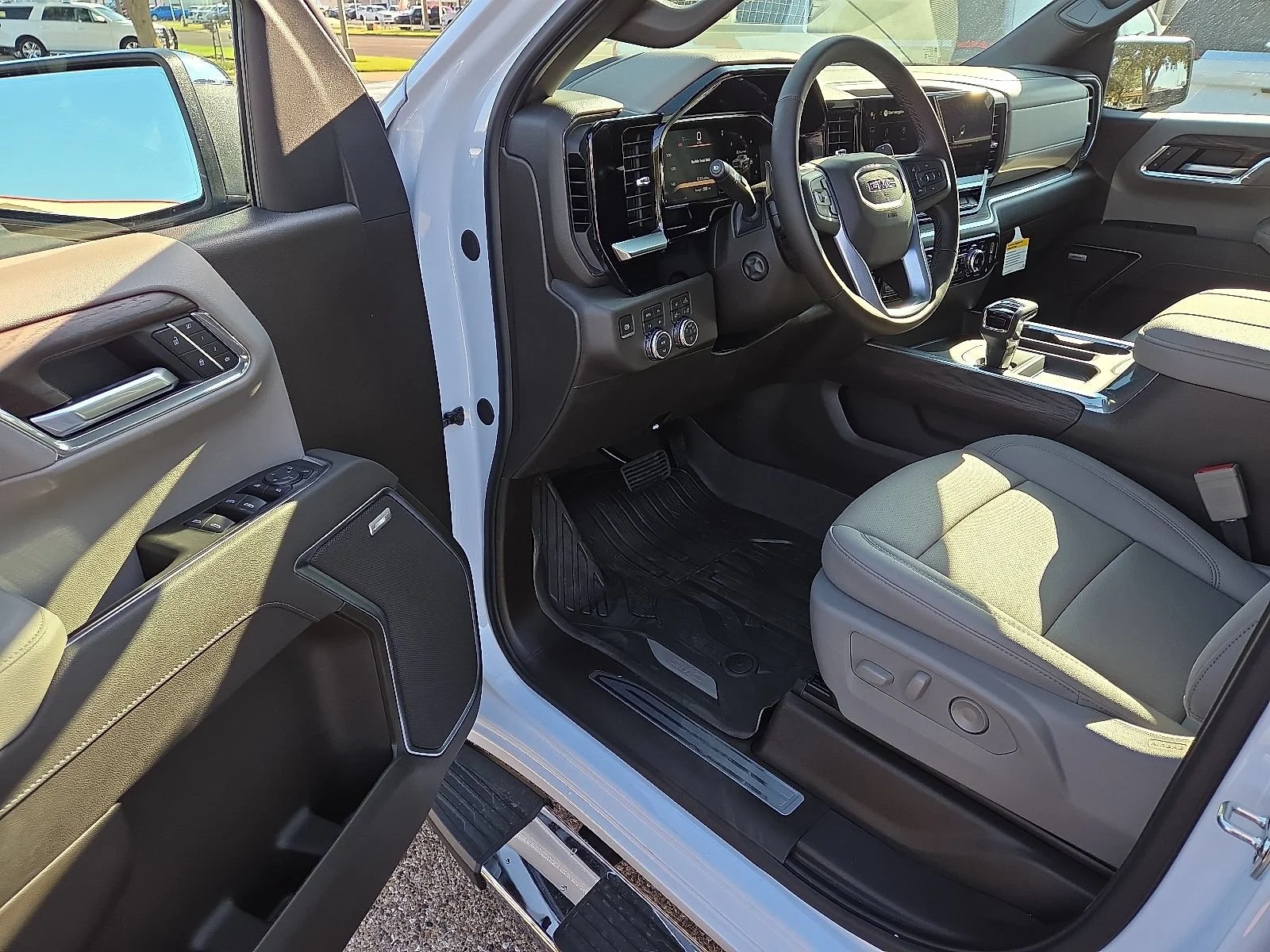 2026 GMC Sierra 1500 SLT - Photo 11
