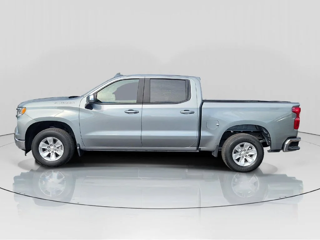 Used 2025 Gray Chevrolet LT image 4