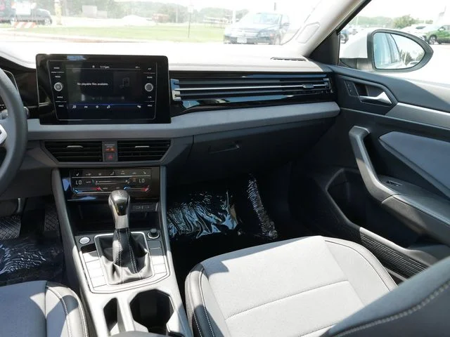 2025 Volkswagen Jetta SE - Photo 10
