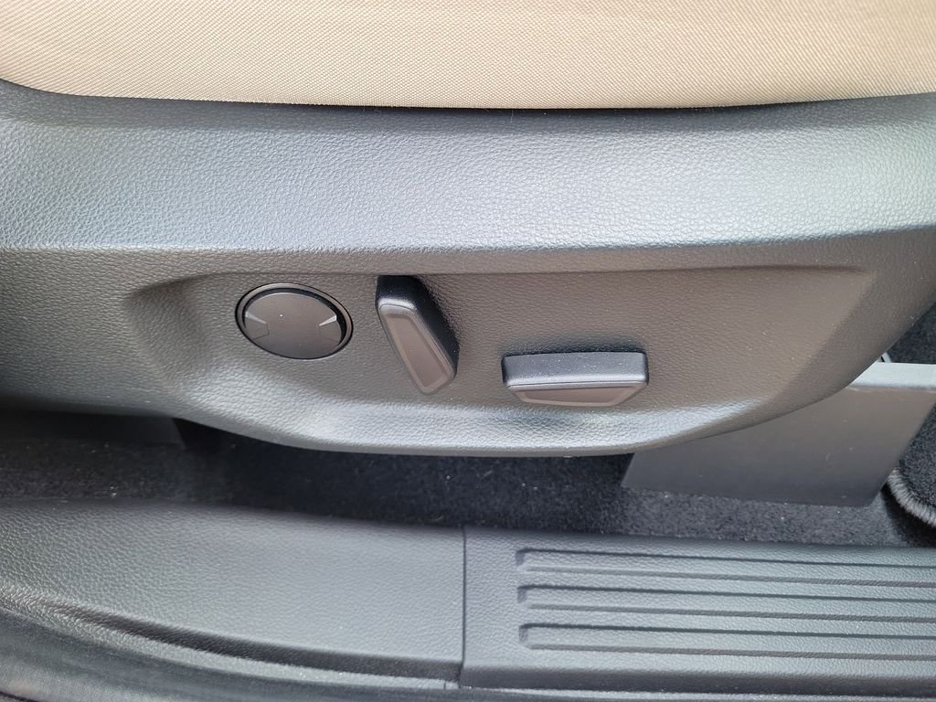 Used 2024 Red Ford XLT image 9