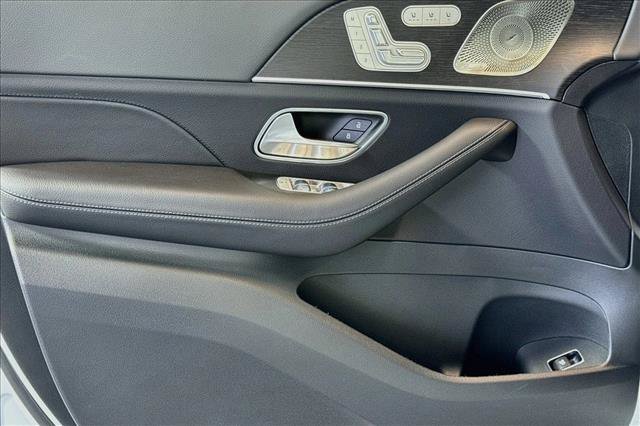 New 2026 MANUFAKTUR Moonlight White Metallic Mercedes-Benz GLS 450 image 46