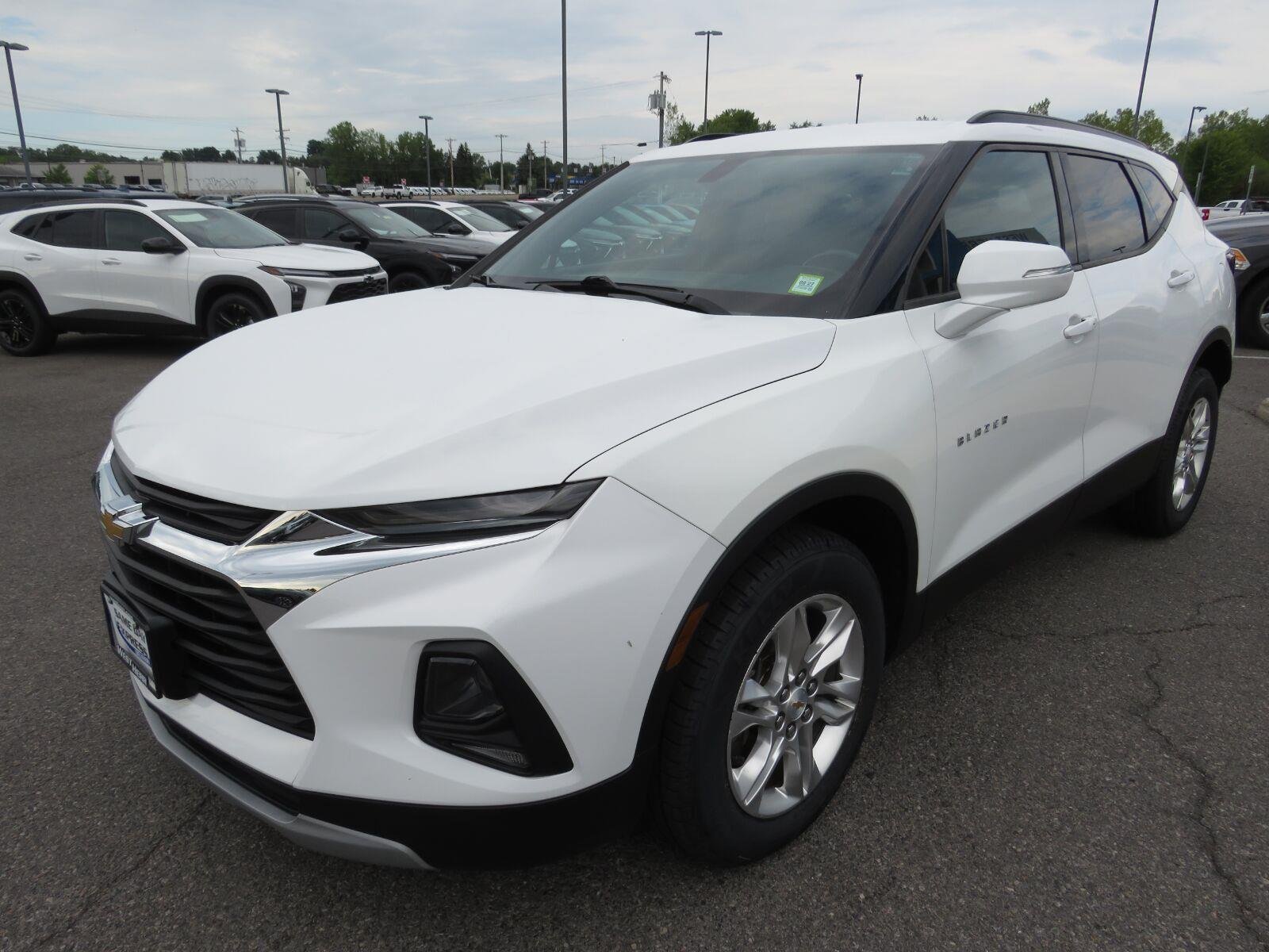 Used 2019 Summit White Chevrolet  image 9