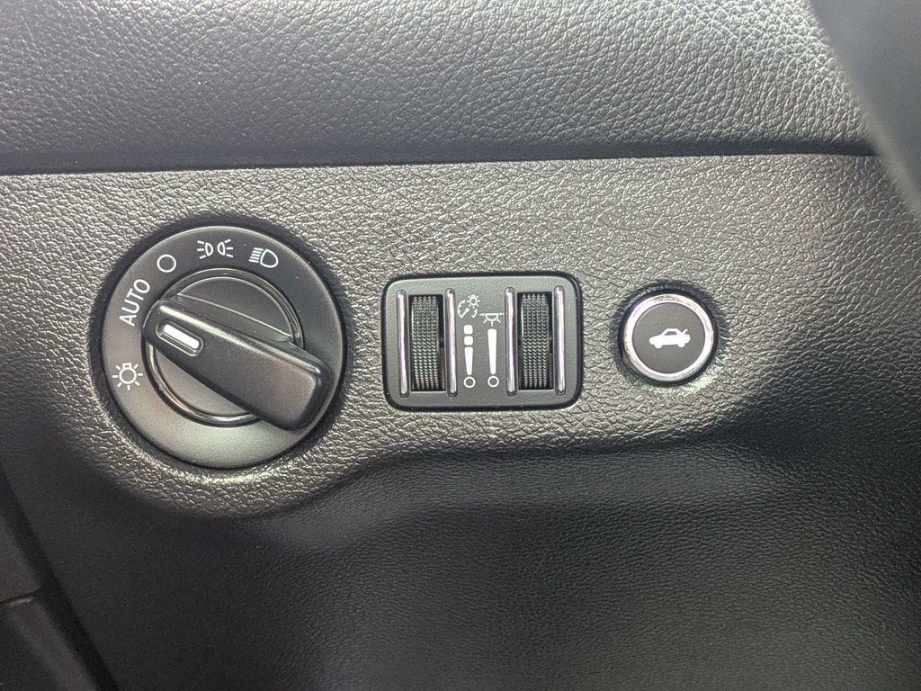 Used 2023 Black Dodge SXT image 27
