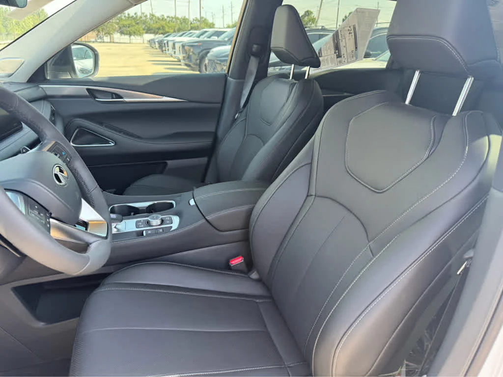 New 2027 RADIANT WHITE INFINITI Luxe FWD image 8