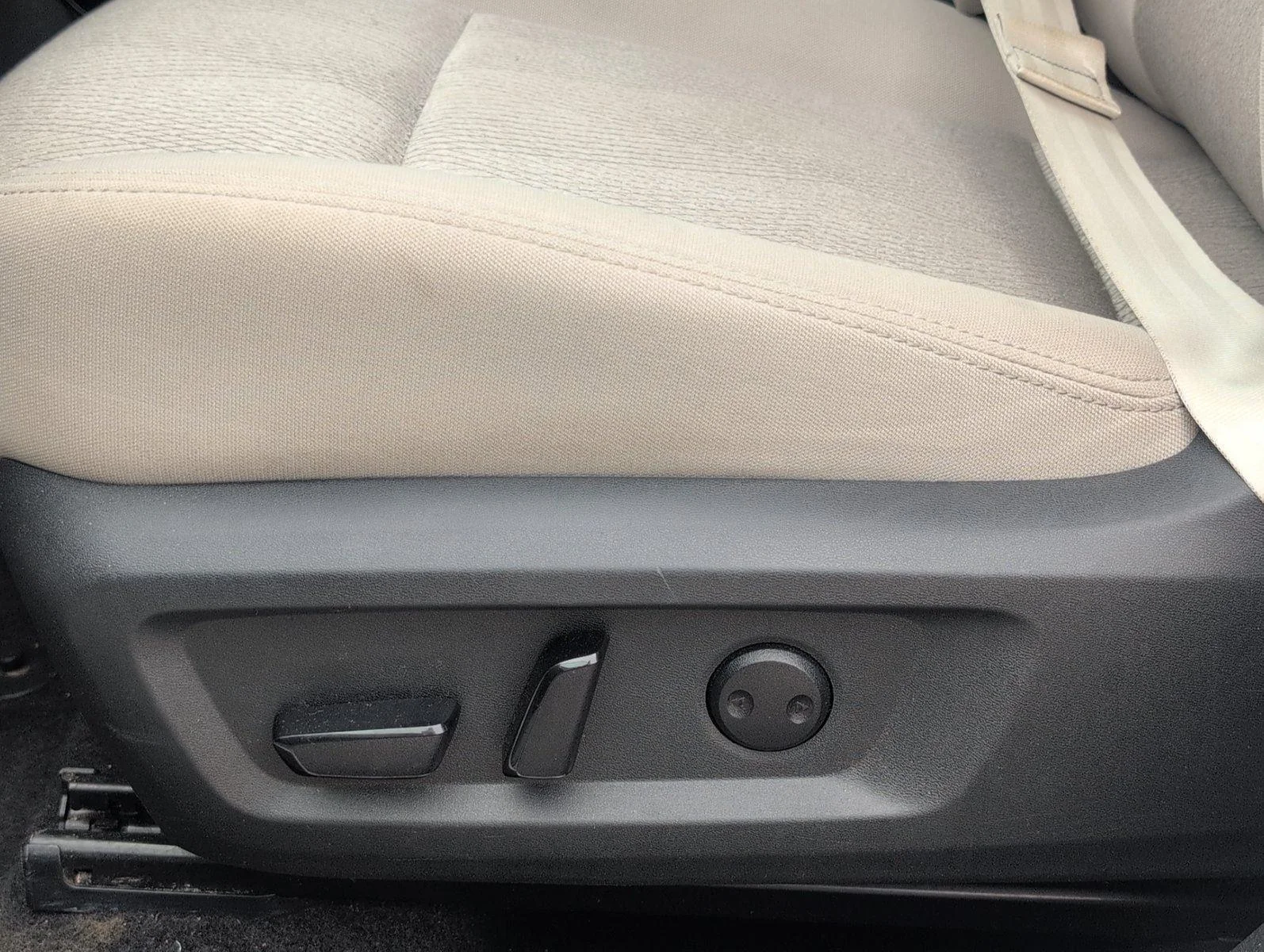 Used 2025 Everest White Pearl Nissan SV image 17