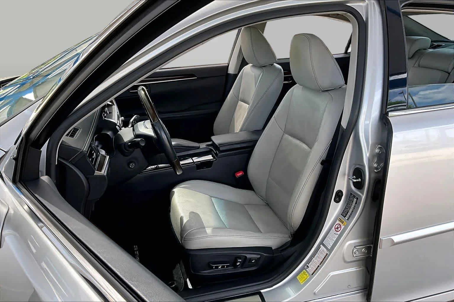 Used 2013 Silver Lining Metallic Lexus 4dr Sdn image 8