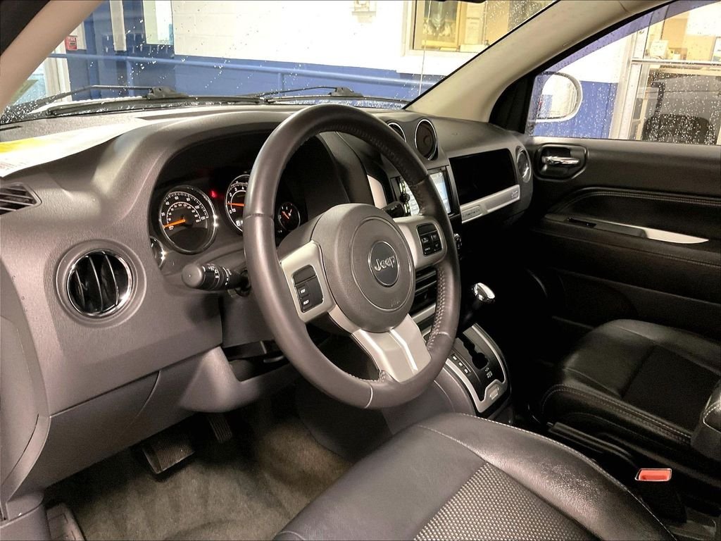 Used 2017 White Jeep Latitude image 7