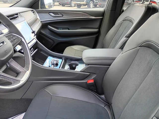 New 2026 Diamond Black Crystal Pearl-Coat Exterior Paint Jeep Laredo Altitude image 12