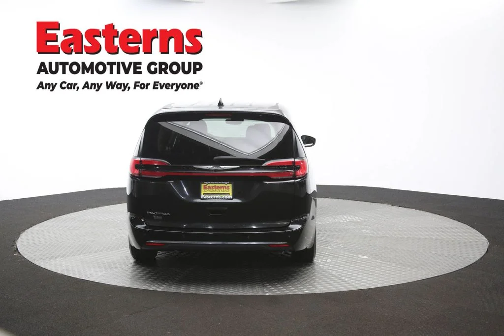Used 2023 Black Chrysler Touring L image 39