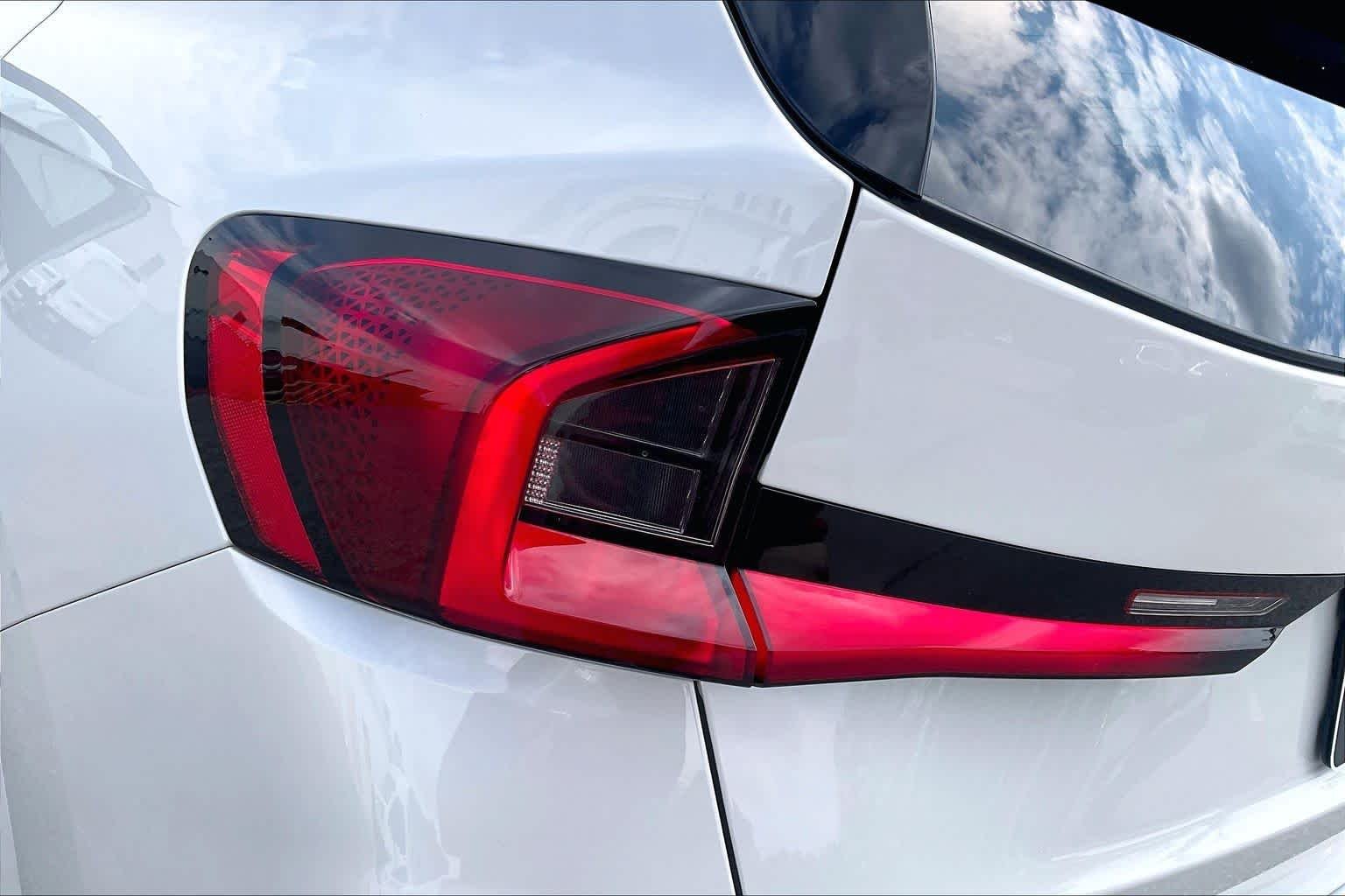 Used 2023 Mineral White Metallic BMW xDrive28i image 29