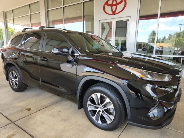 Used 2023 Black Toyota XLE image 4