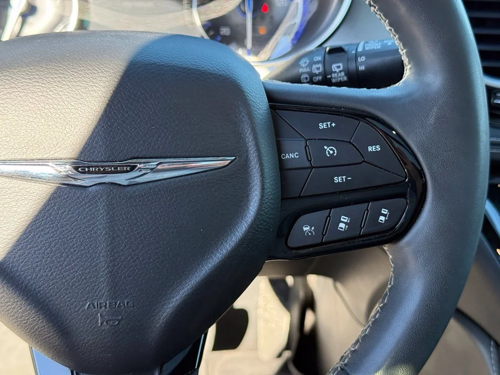 Used 2022 Silver Chrysler Limited image 16