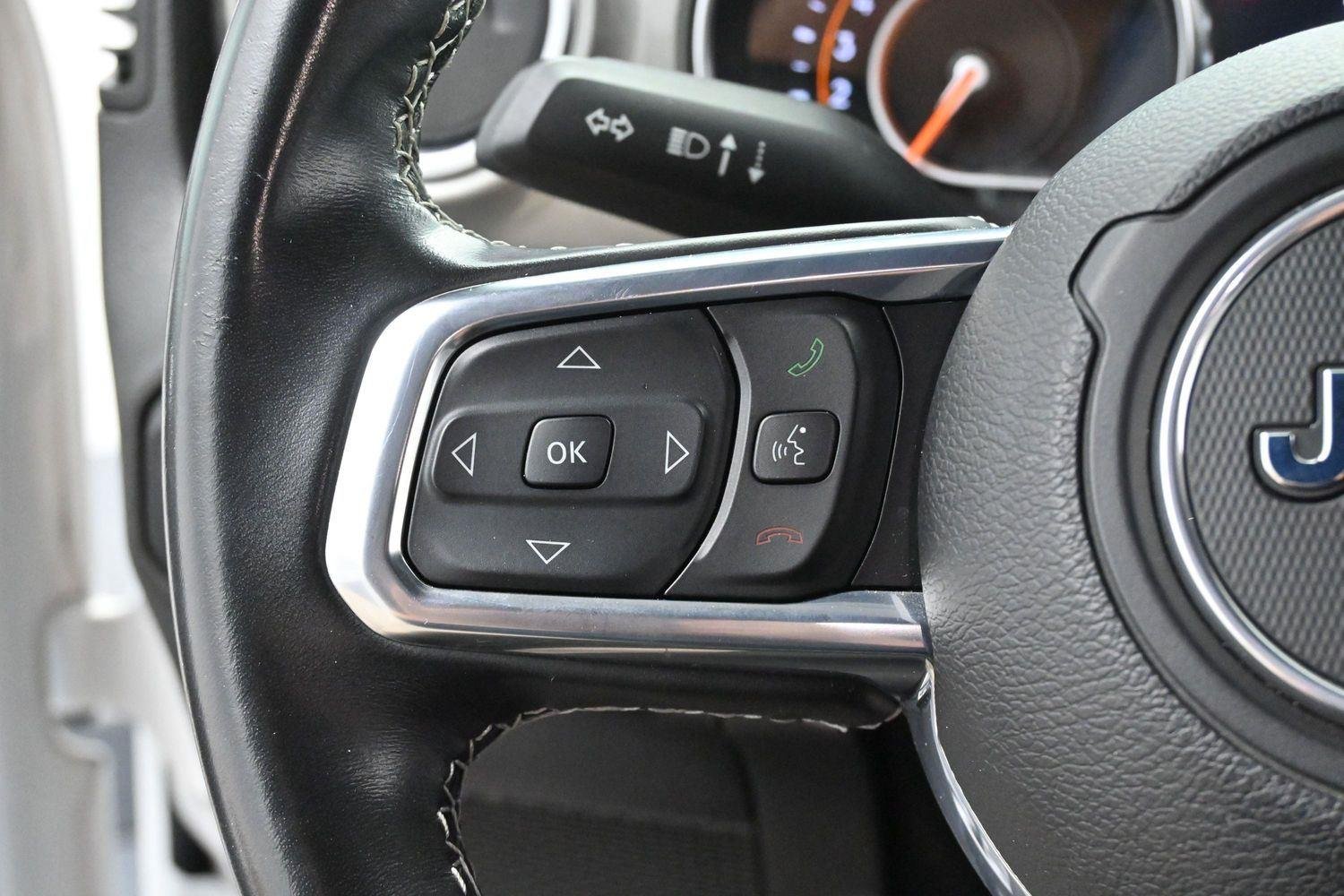 Used 2022 Bright White Clearcoat Jeep Unlimited Sahara image 17