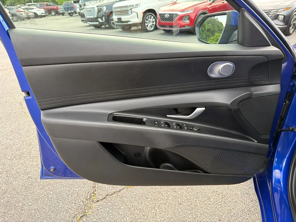 Used 2025 Blue Hyundai SE image 10