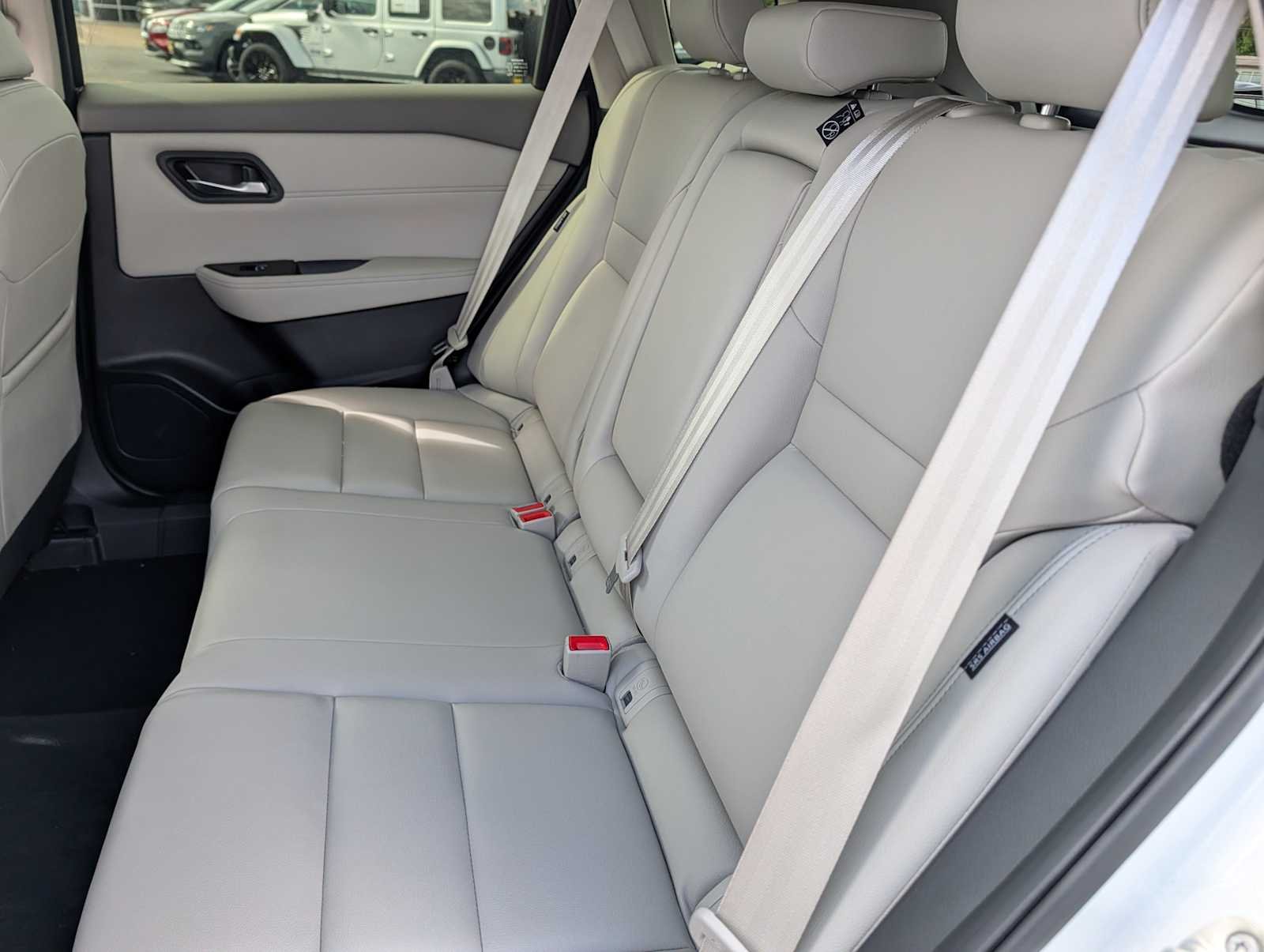 Used 2025 Everest White Pearl/Super Black Nissan SL image 14