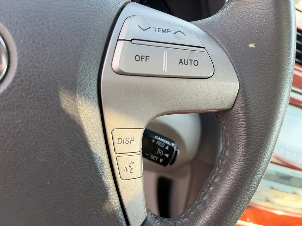 Used 2009 White Toyota XLE image 33
