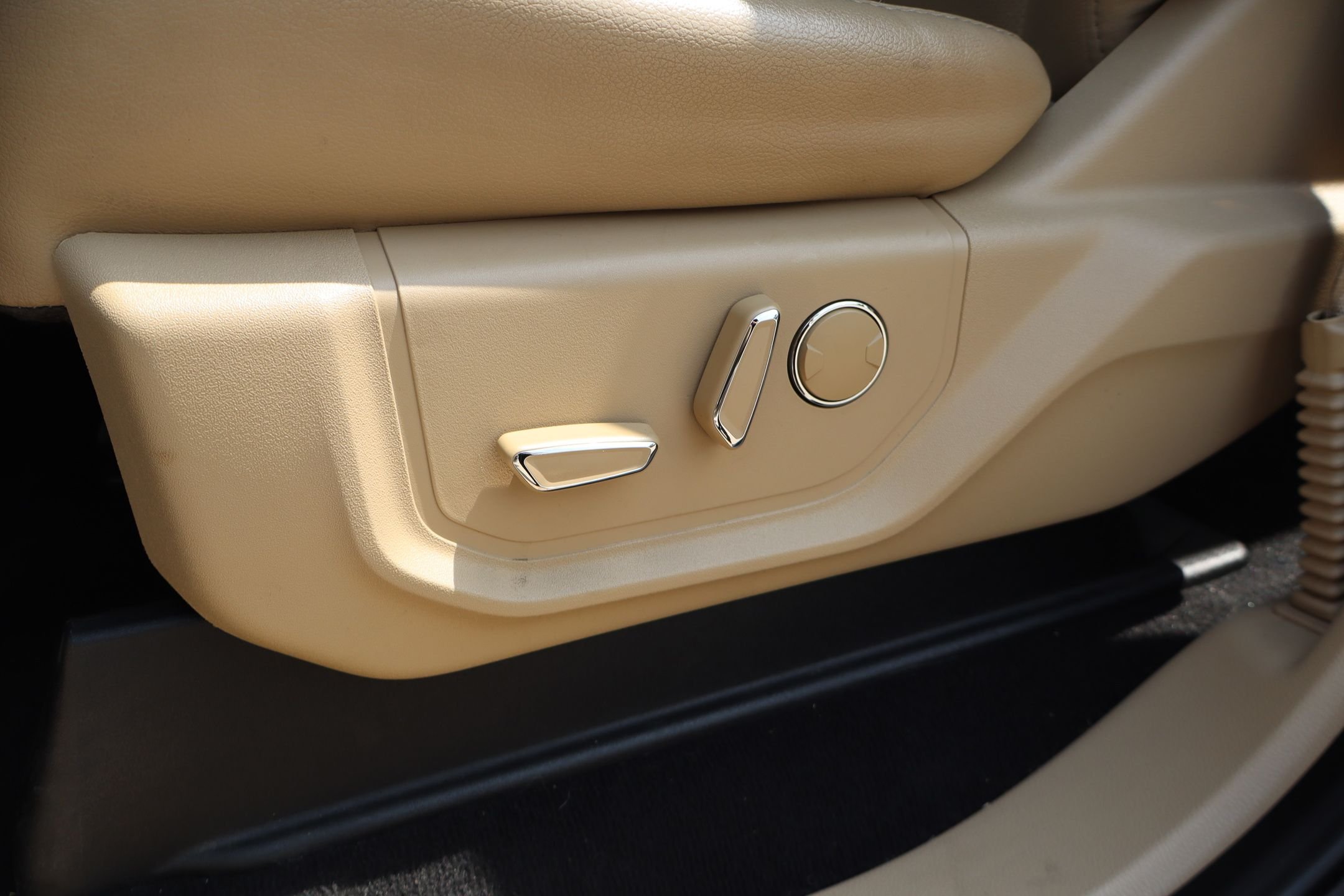 Used 2019 White Platinum Clearcoat Metallic Ford Lariat image 14
