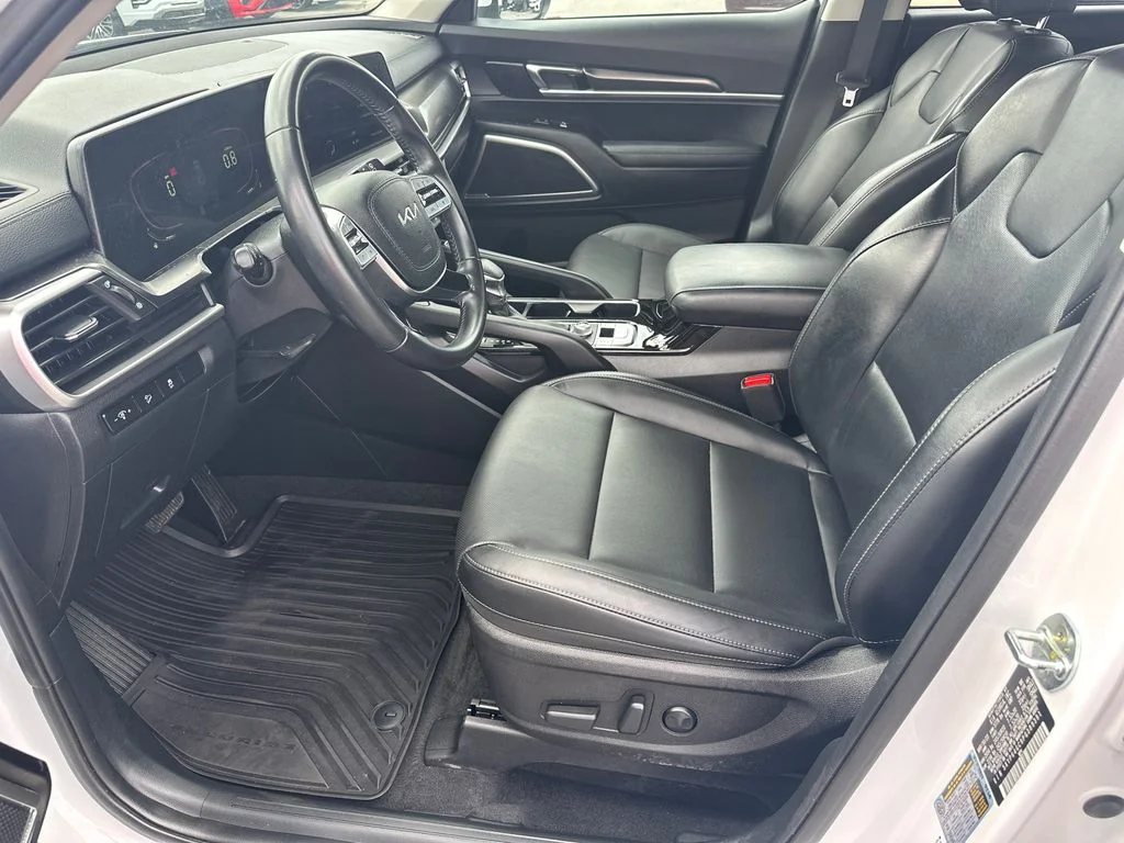 Used 2023 White Kia S image 9