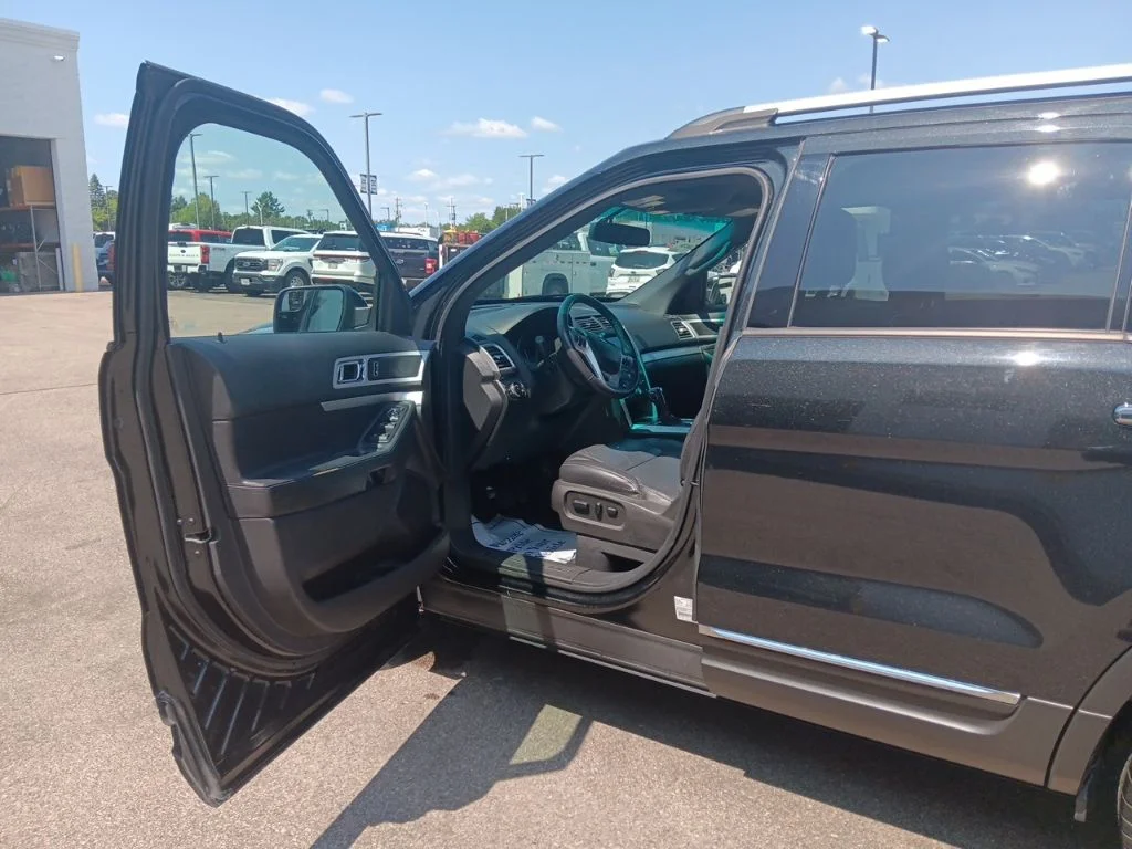 Used 2014 Tuxedo Black Metallic Ford XLT image 13
