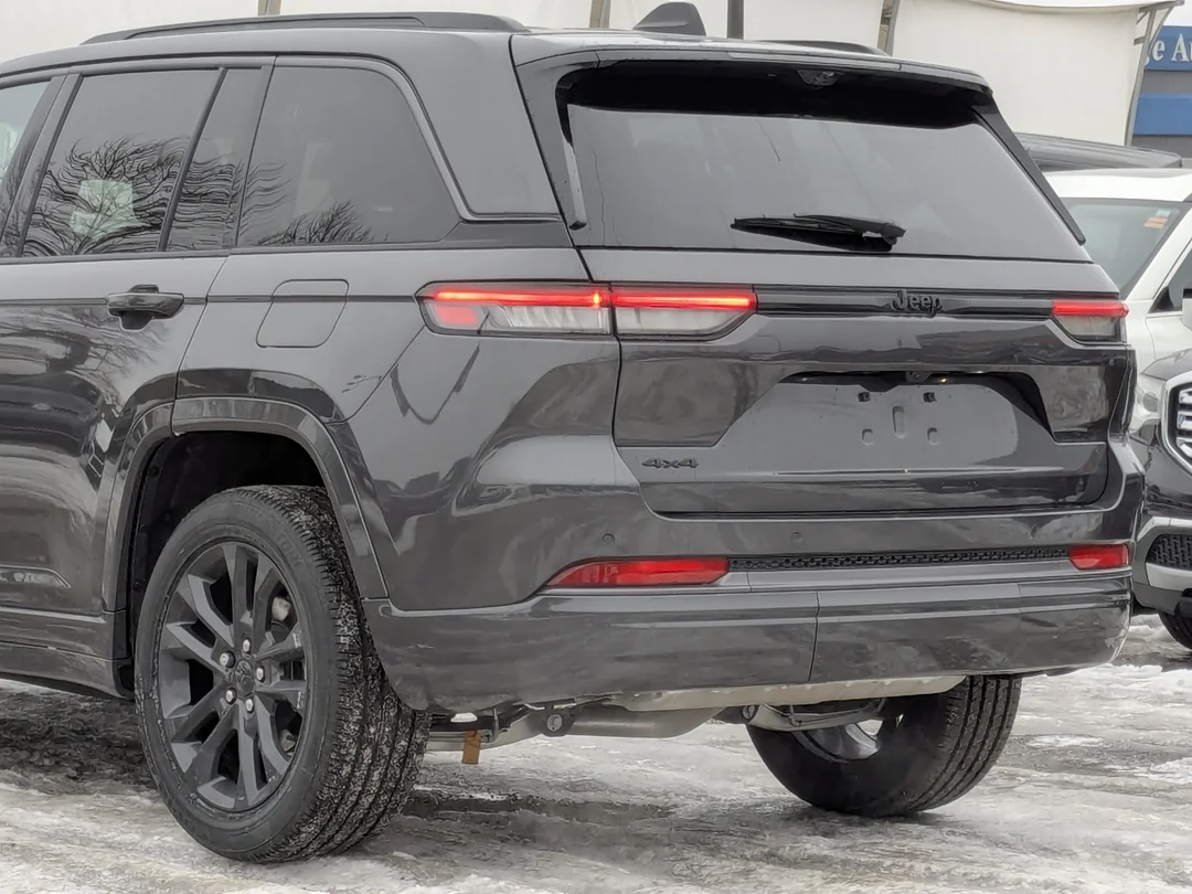 New 2026 Grey Jeep Limited Reserve - - 4x4 - Pano Sunroof - Nappa Lthr - Vent Seats - Tow Pkg - Remote Start & More! image 10