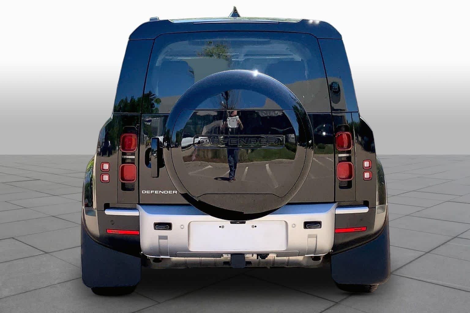 Used 2025 Santorini Black Metallic Land Rover S image 5