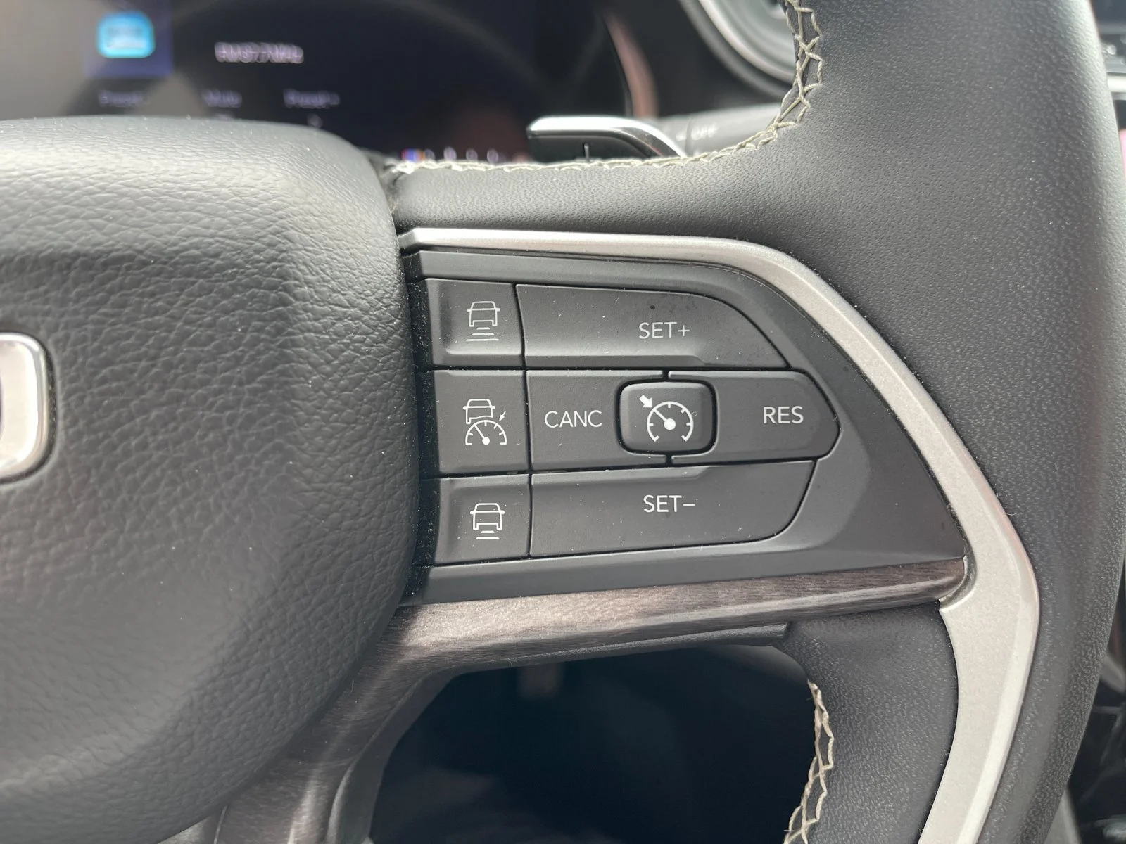 Used 2023  Jeep Limited image 30