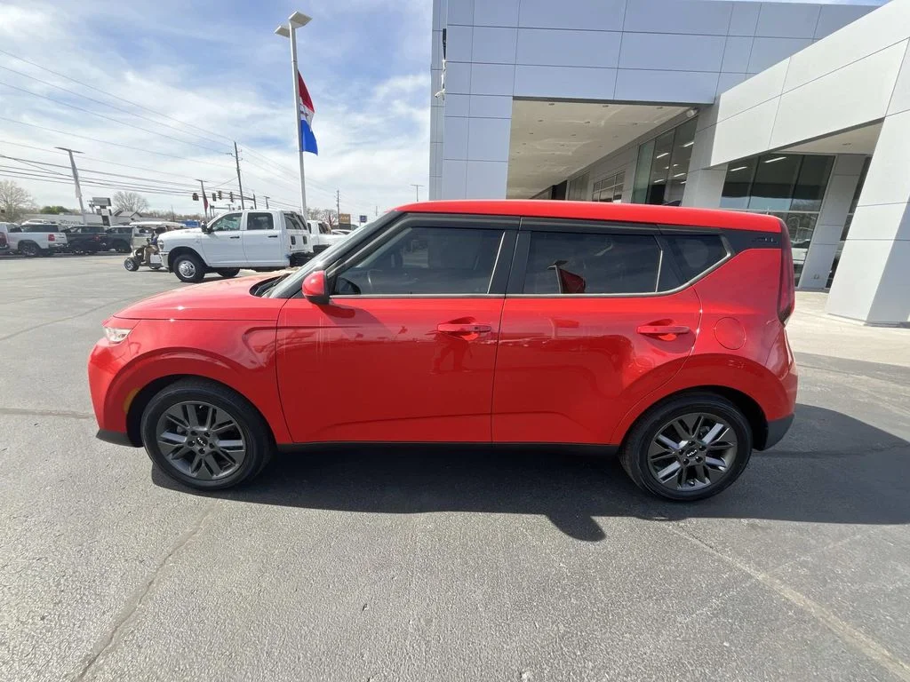 Used 2022 Inferno Red Kia EX image 4