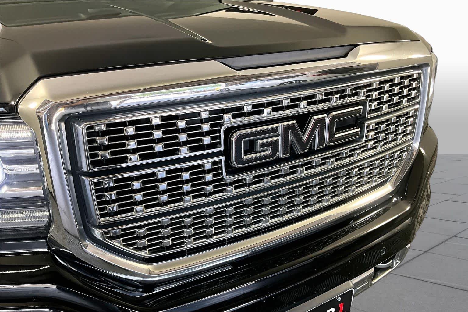 Used 2018 Onyx Black GMC Denali image 28
