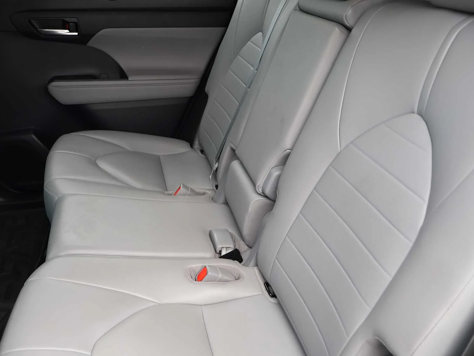 Used 2020 Magnetic Gray Metallic Toyota XLE image 27