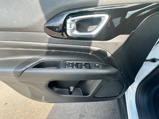 Used 2023 White Jeep Latitude image 16