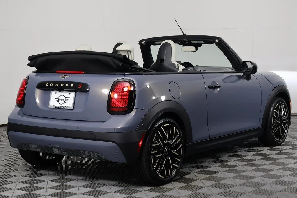 New 2026 Gray Metallic MINI Signature Plus image 3
