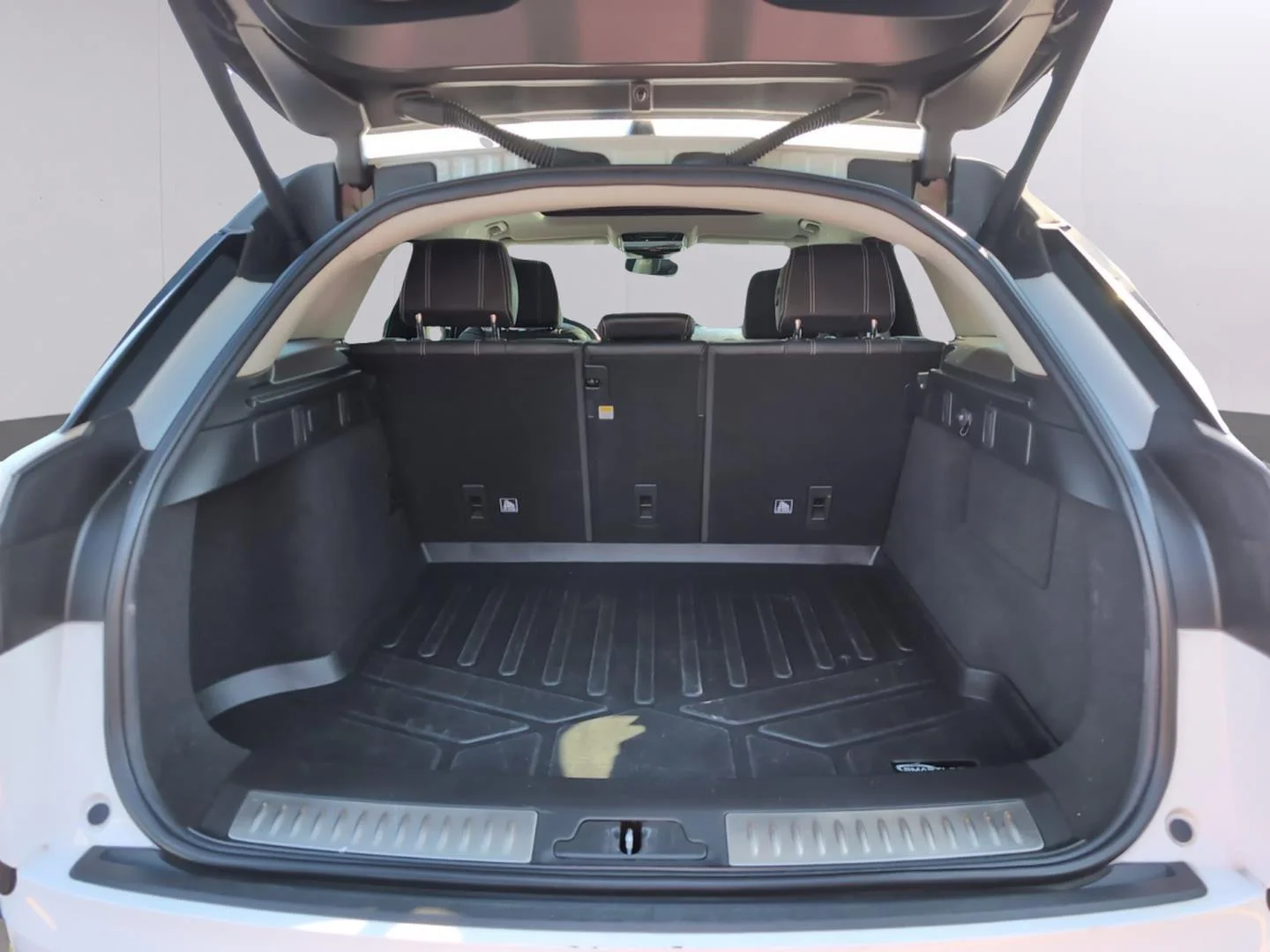 Used 2020 Fuji White Land Rover S image 9