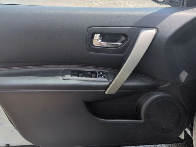 Used 2013 White Nissan SL image 25