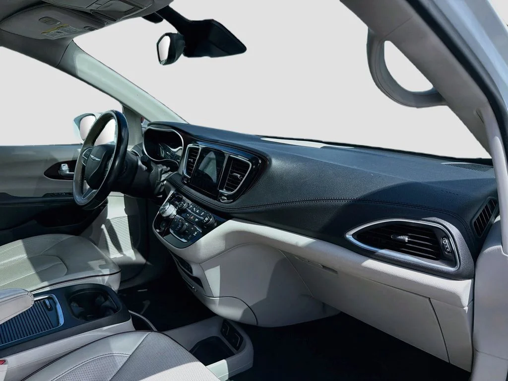 Used 2018 White Chrysler Limited image 31