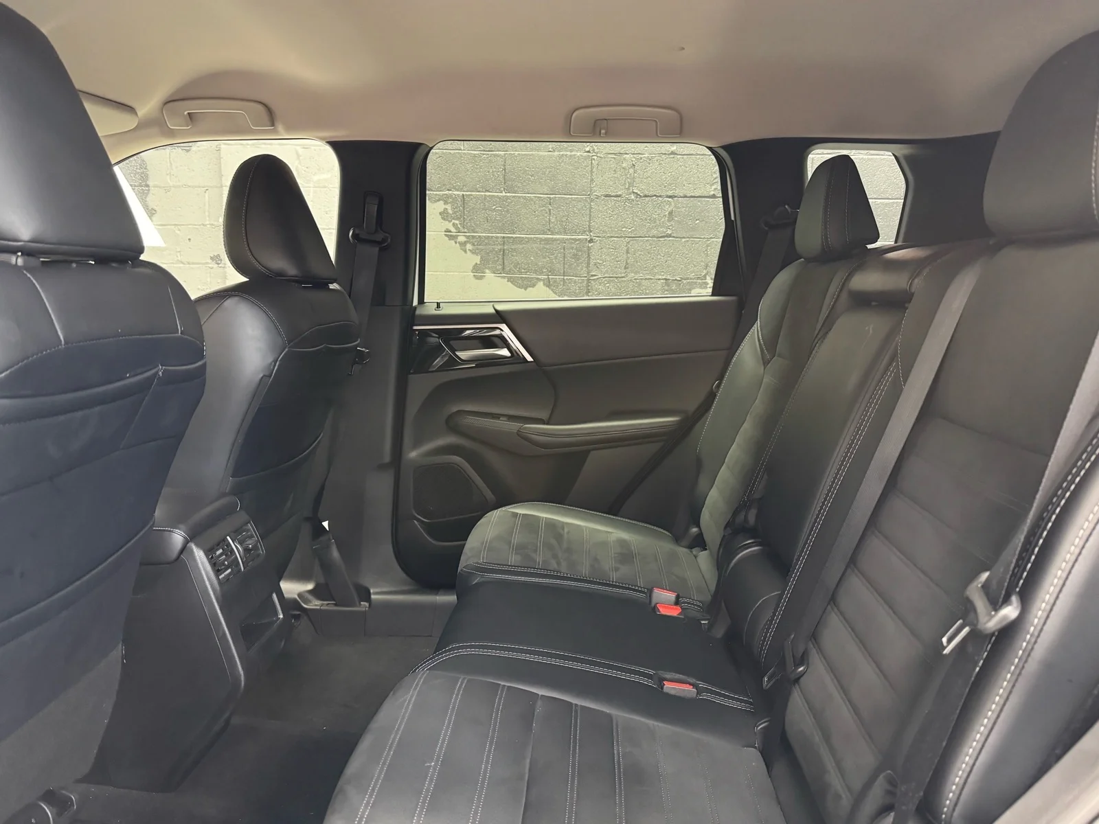 Used 2024 White Diamond (w85) Mitsubishi SE image 30