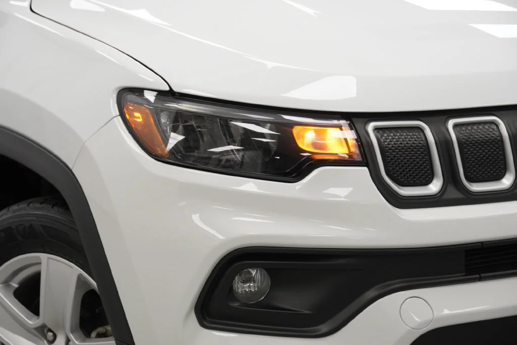Used 2022 Bright White Clea Jeep Latitude image 9