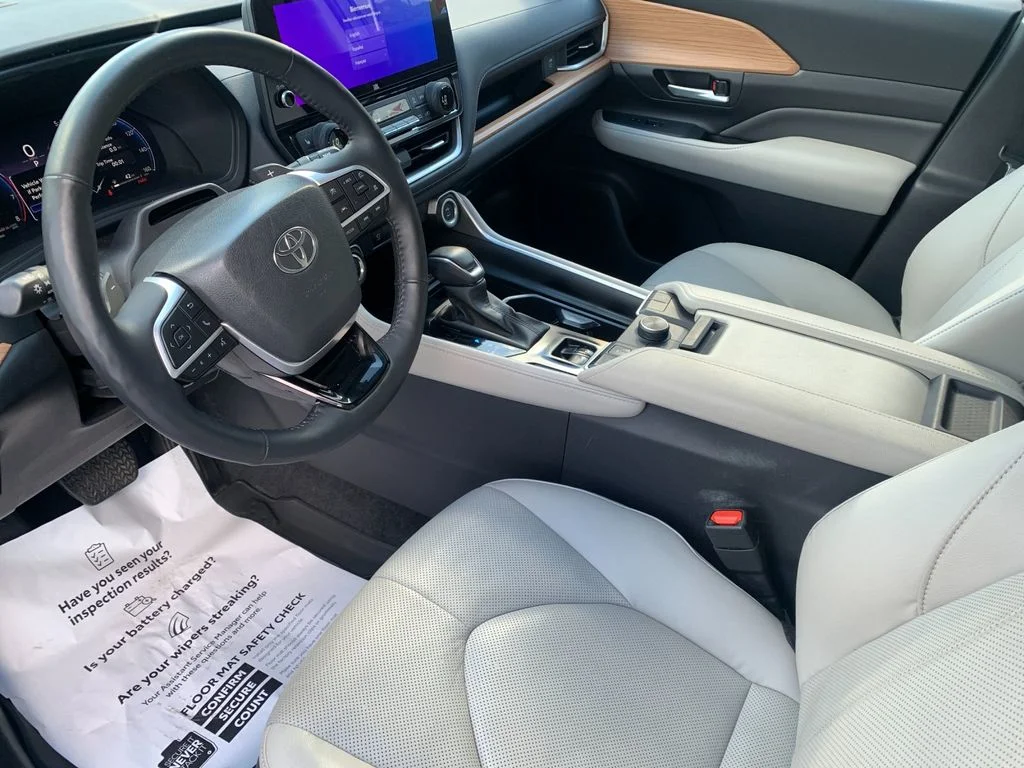 Used 2025  Toyota Platinum image 11