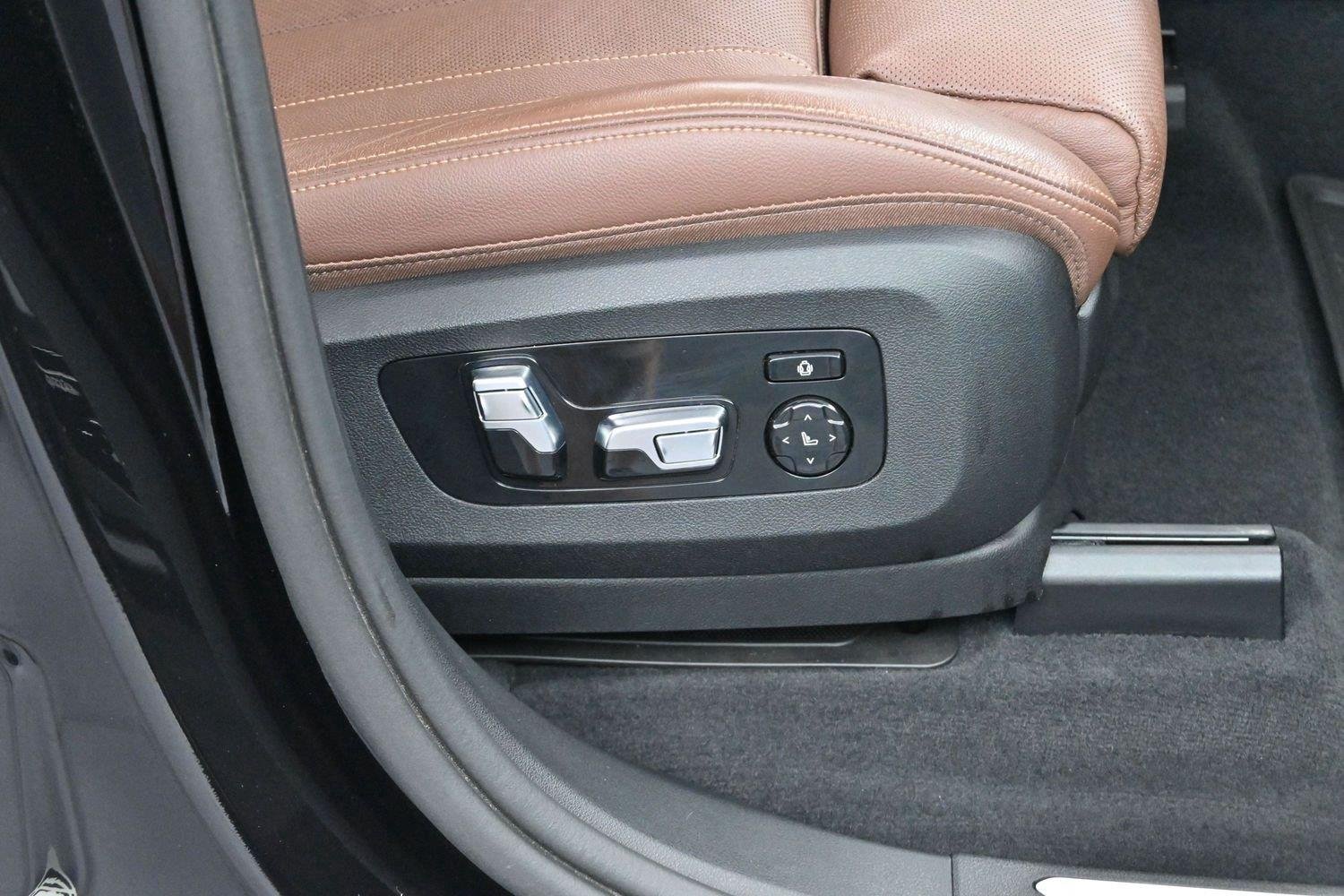 Used 2019 Black Sapphire Metallic BMW xDrive40i image 37