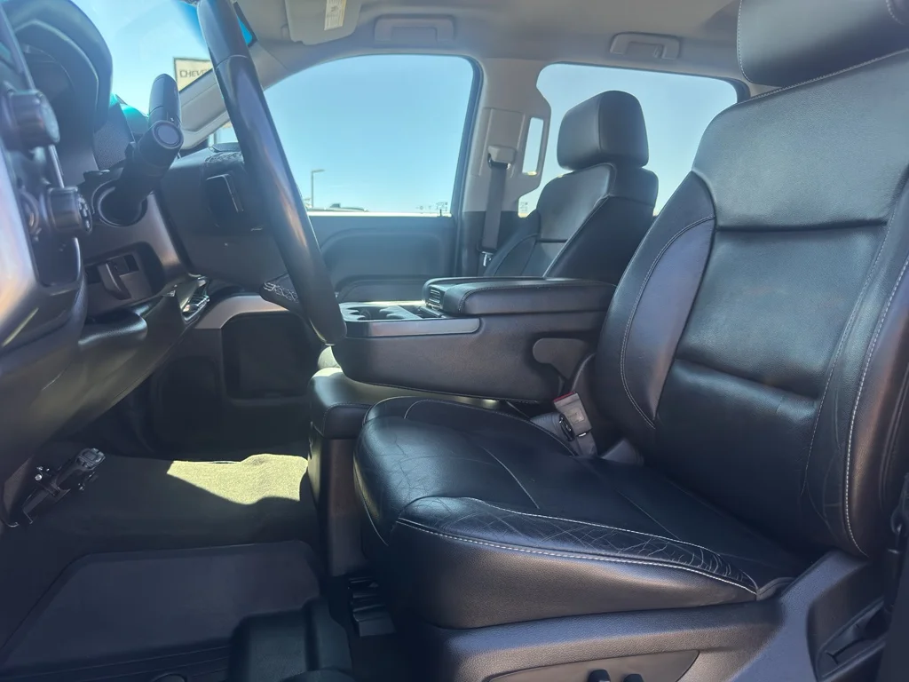 Used 2018 GRAPHITE METALLIC Chevrolet LT image 8