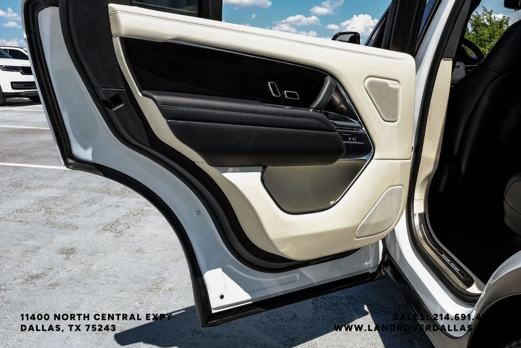 Used 2022 White Land Rover SE image 41