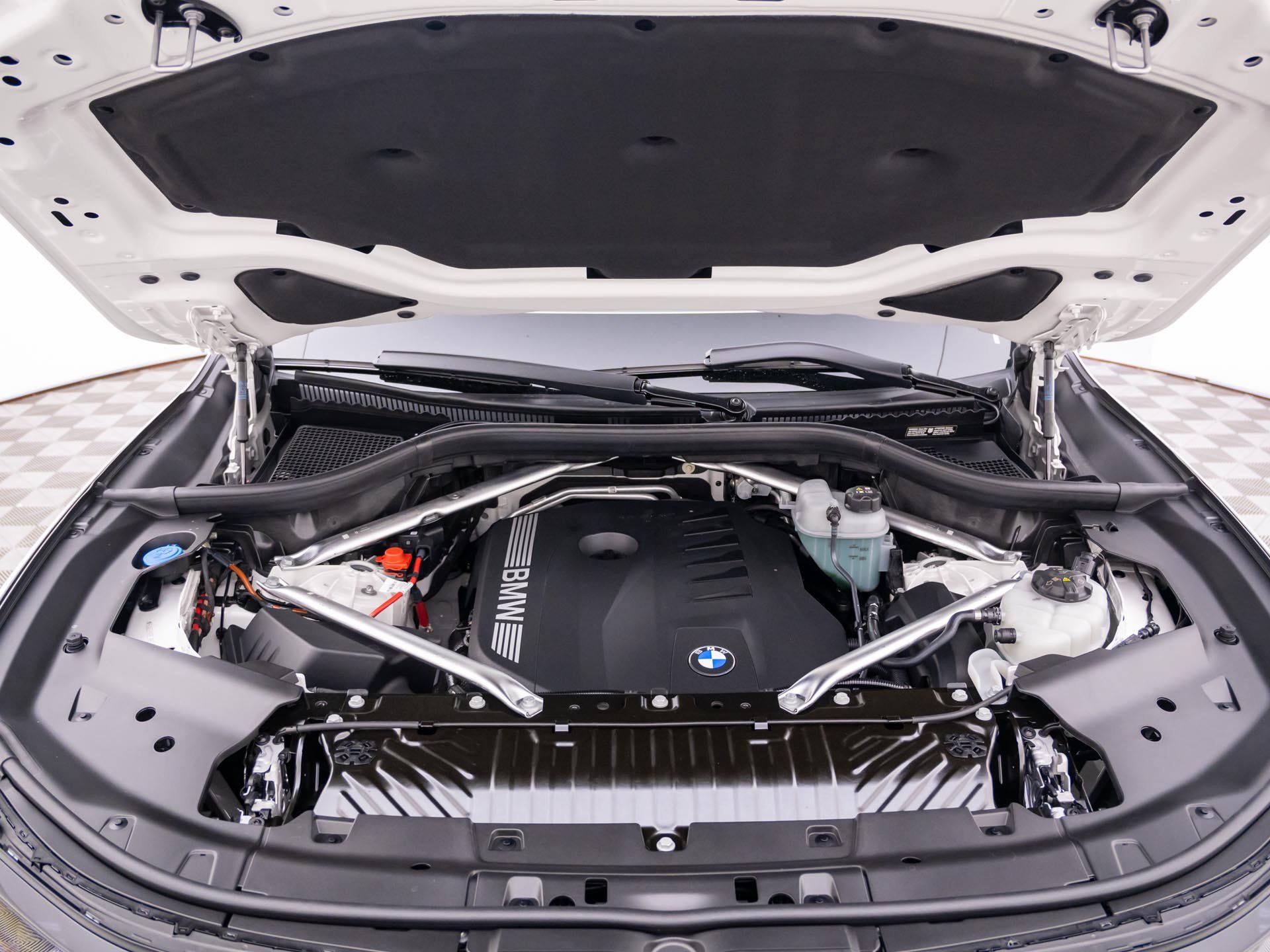New 2027 Mineral White Metallic BMW 40 image 28