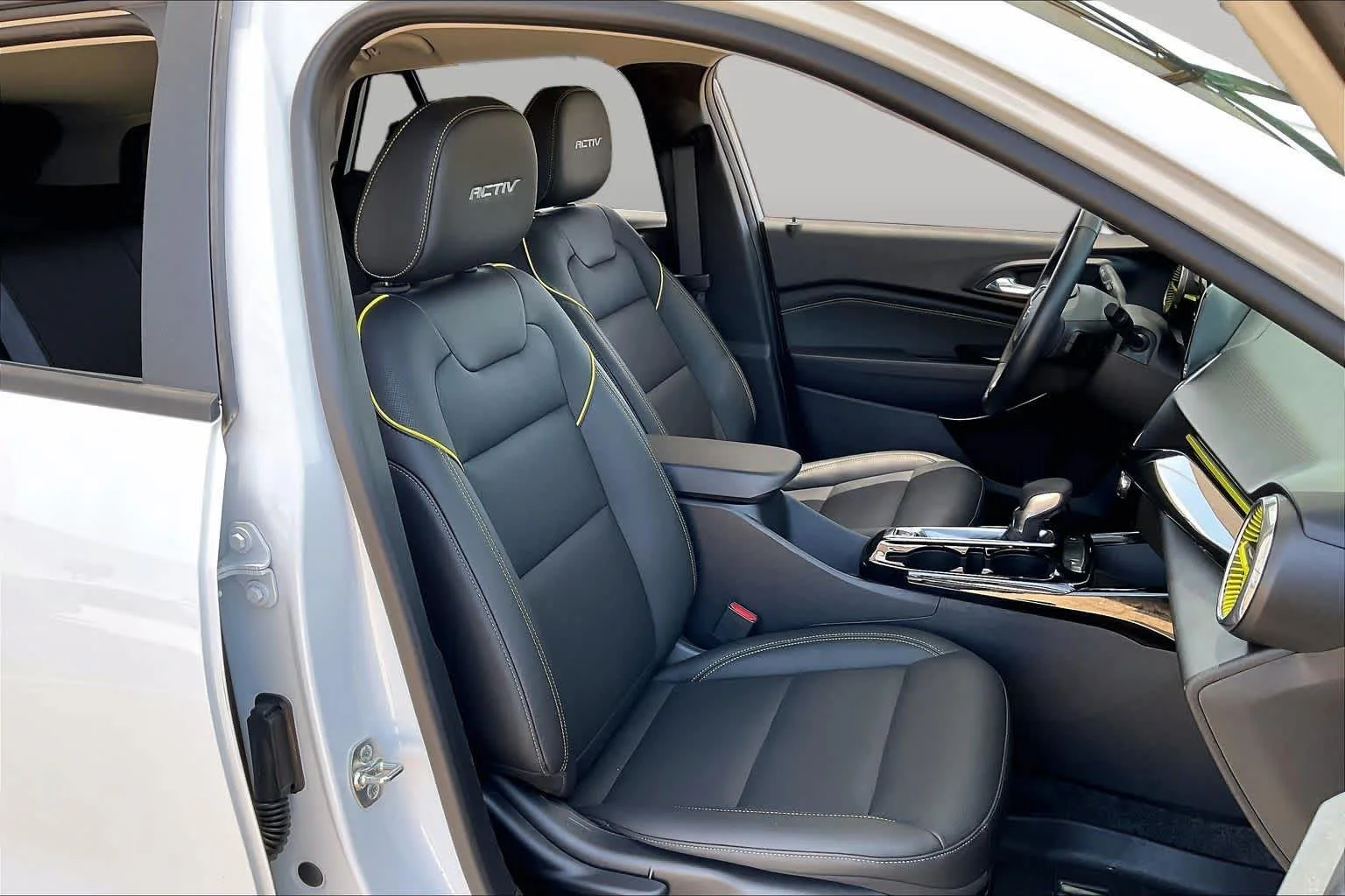 Used 2025 Summit White Chevrolet ACTIV image 9