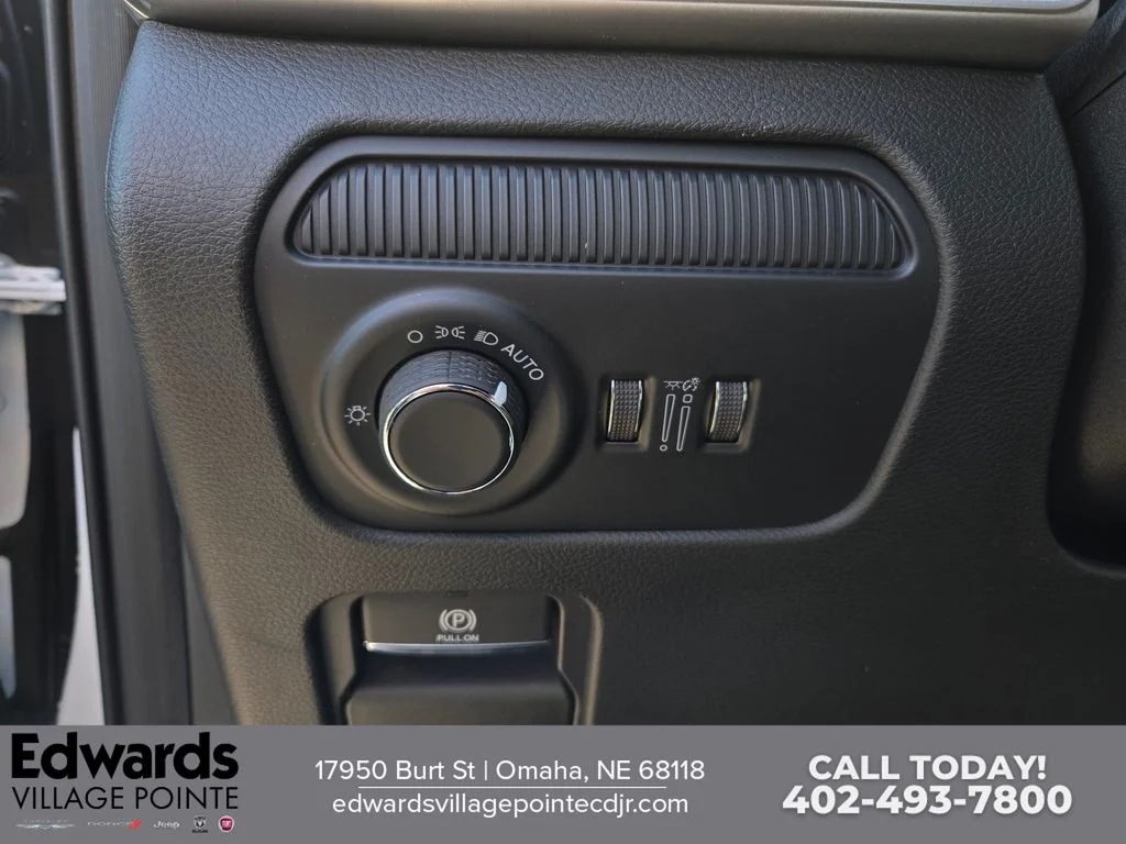New 2026 Bright White Clear-Coat Exterior Paint Jeep Limited Altitude image 11