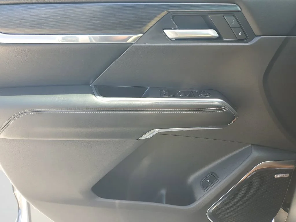 Used 2025 Sterling Metallic GMC Elevation image 19