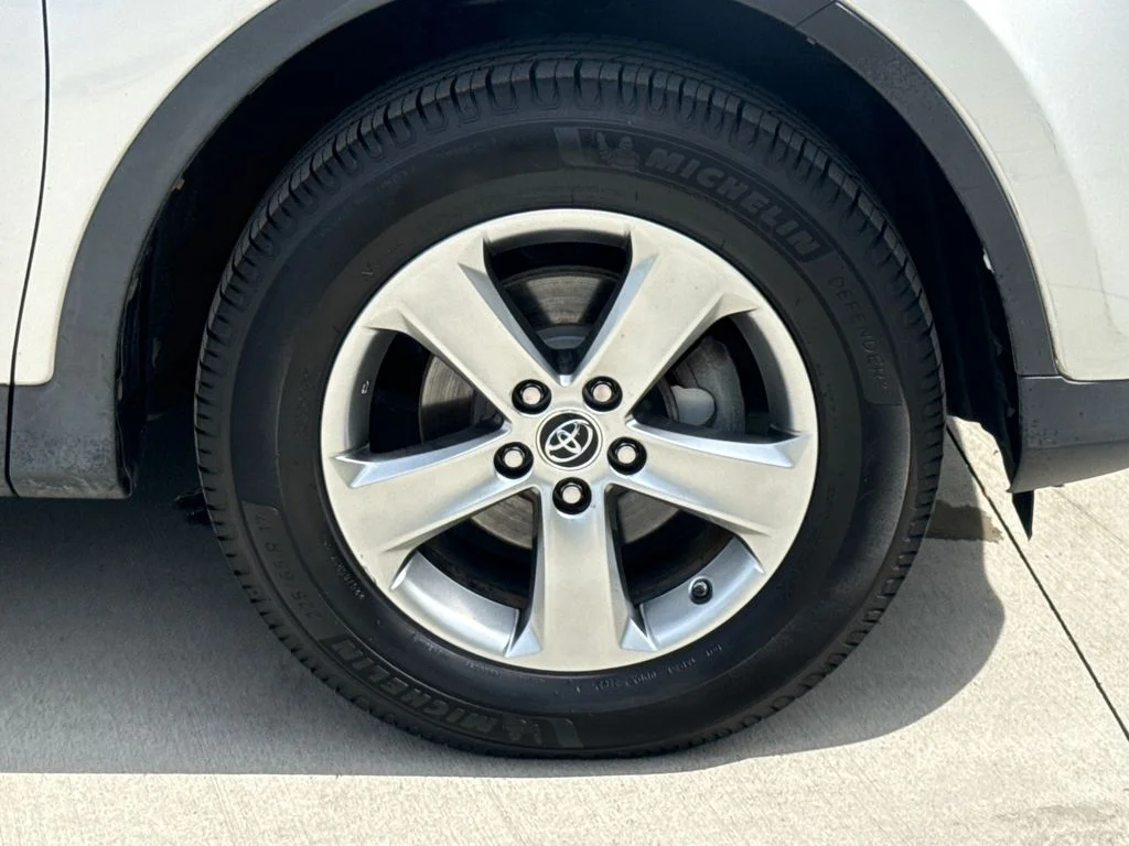 Used 2015 Classic Silver Metallic Toyota XLE image 11