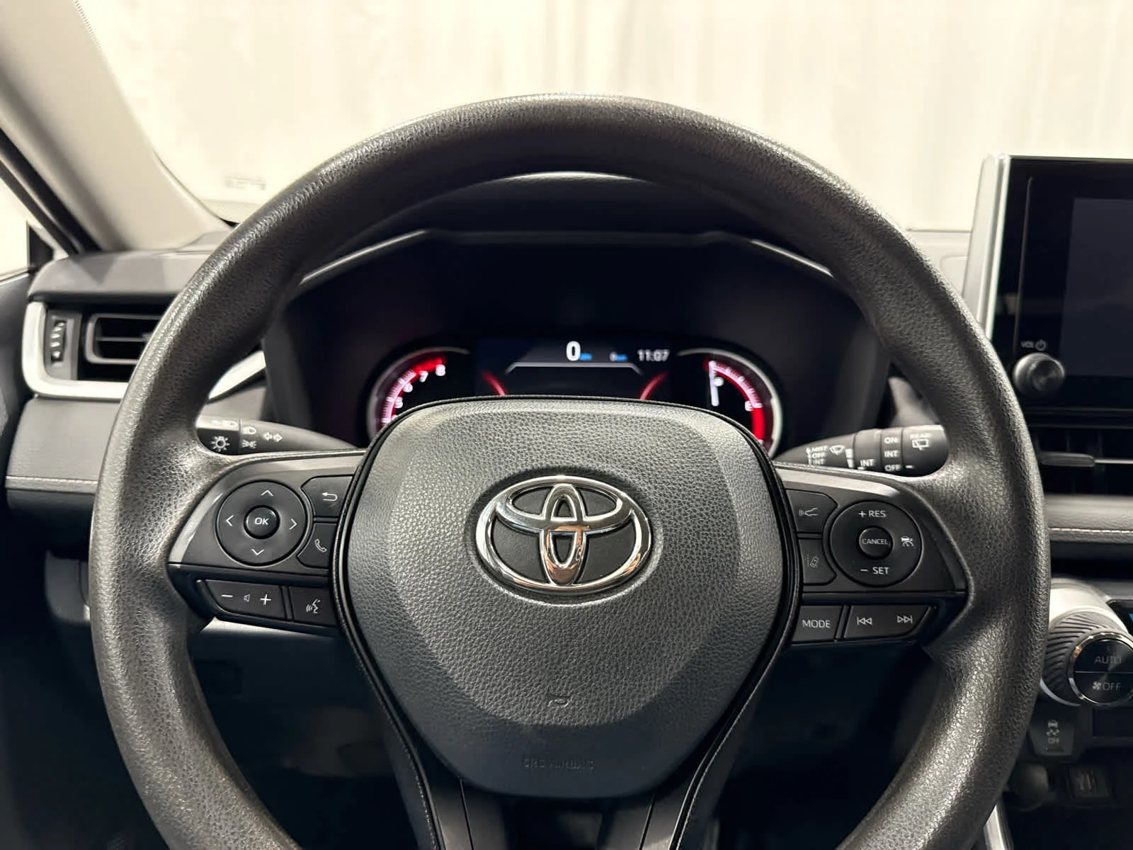 Used 2023 Whi/white Toyota XLE image 23